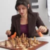 Brünette Frau die Schachfiguren ordnet